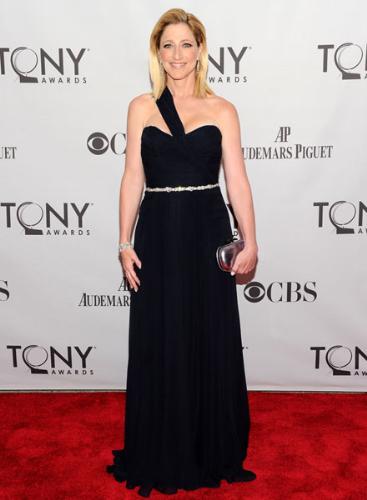 Edie Falco - Edie looks great in this dress she wore to the Tony's!