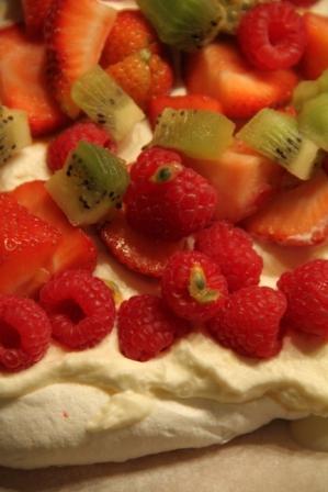 Pavlova with strawberries - Cake with strawberries and passion fruit