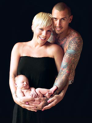 Awww! - This is the frist released photo of Pink,her husband Carrie Hart and their daughter Willow Sage! Willow is so beautiful! Congrats to Pink and Carrie!