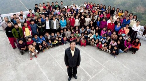 The family - The name of this person is Ziona Chana from Baktawang lives in Mizoram, India, who has 39 wives, 94 children, 14-daughters-in-law and 33 grandchildren. They all live in a 100-room-mansion. It takes 30 whole chickens to make a dinner.