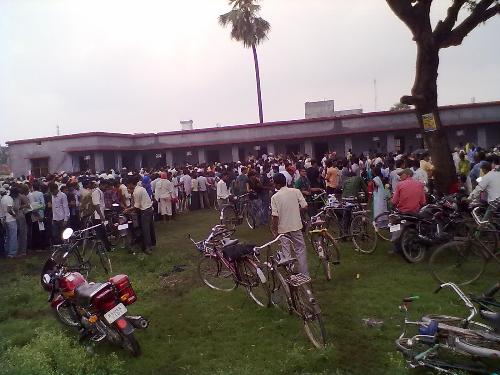 muzaffarpur tte form mob - muzaffarpur the long list of people The mob is crowded for getting the tte form