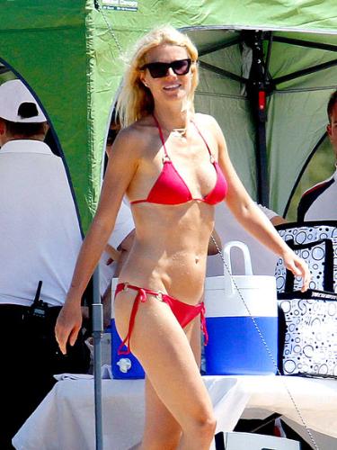 Gwyneth Paltrow - She can wear a little red bikini even after having 2 kids! Wow!