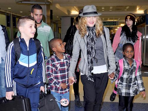 Madonna and her family - Mdonna with son Rocco,daughter Lourdous,son David and her other daughter who name I can't recall.