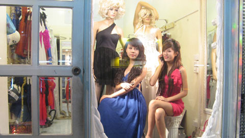live mannequins - Two students are working as mannequins at a shop.