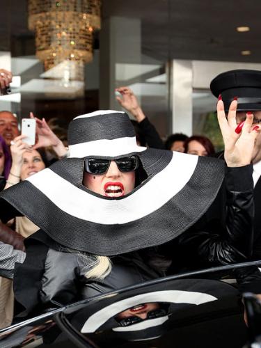 lady gaga - Talk about a crazy look! Only Lady Gaga would do this! LOL!