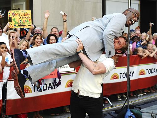 Al gets a lift - While promoting his new movie 'Crazy stupid love',on the Today show Ryan Gosseling decided to lift Al Roker up! That is os funny!
