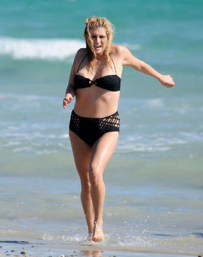Kesha in a bikini! - Oh dear, I don't know what has happened here.