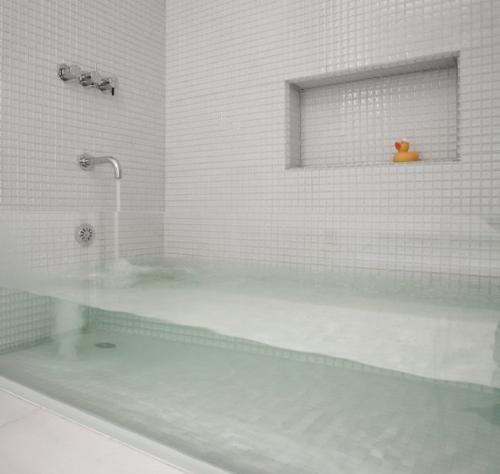 Bathtub - I wish I could get this awesome bathtub! it is so cool!