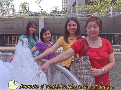 at largest fountain - at singapore's fountain of wealth