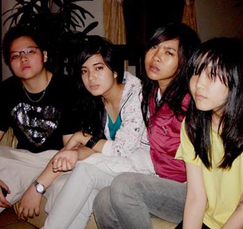 prisa with friends - prisa adinda with her friends