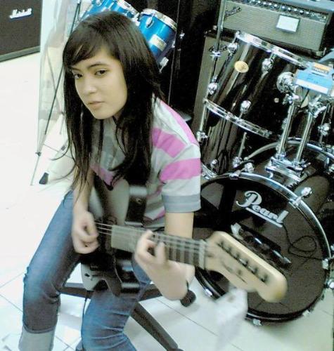 prisa play guitar - she playing her guitar