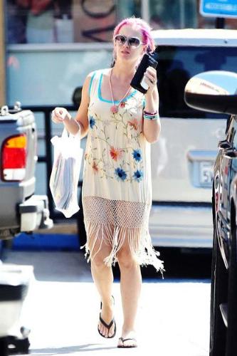 Katy Perry - I could not believe it is her! She looks horrible! Ewwwww!