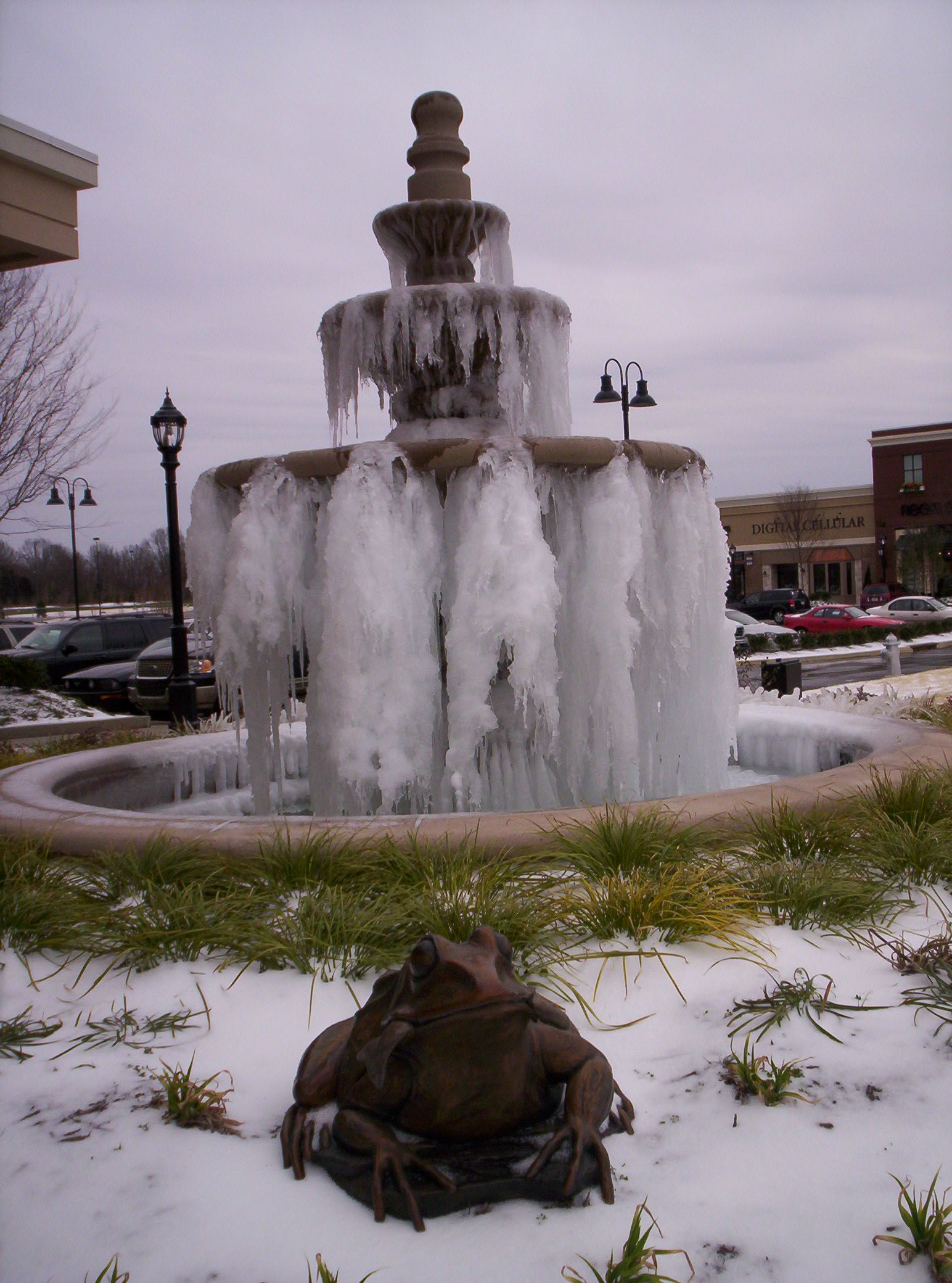 Frozen Fountain - THis is an awesome picture of a frozen fountain in Memphis Tennessee during a freak ice storm.