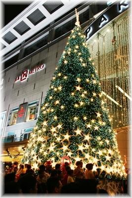 Giant Christmas Tree - This 15m tall Christmas tree was one of the highlights at Orchard Road's Christmas Light Up event last year.