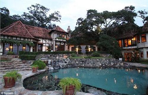 Hulk Hogan's Mansion - This 17,000sq ft Mediterranean-style mansion, which has five bedrooms and 8 bathrooms, that sits on the scenic Gulf of Mexico, in Clearwater which use to be the abode of the famous professional wrestler of the WWE Hulk Hogan. Hulk Hogan's Mansion - This 17,000sq ft Mediterranean-style mansion, which has five bedrooms and 8 bathrooms, that sits on the scenic Gulf of Mexico, in Clearwater which use to be the abode of the famous professional wrestler of the WWE Hulk Hogan.