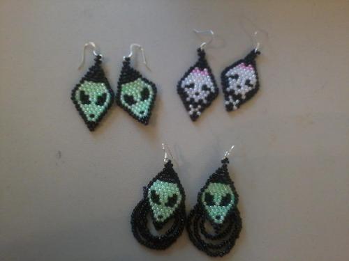 Beaded aliens & skull - Brick stitching