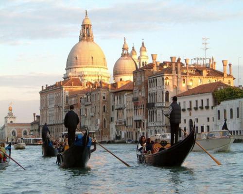 venice - it is really incredible place that i really wnat to go. one day,. i will go there with my wife and my childrens. feeling the romantic atmosphere. it really nice place and beautiful. with all of artictic building there.