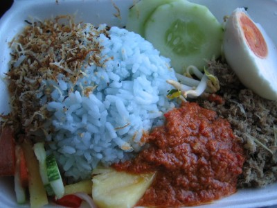 Studs rice from Malaysia  - Rice is a rice dish studs were originally colored blue, and is usually eaten with dried fish or chicken, crackers, pickled and other salads. The blue color of the rice produced Telang petals used in cooking. Now the difficulty in providing dye, making it available with plain white rice or yellow color studs rice cooked with turmeric. Rice is very popular studs on the east coast states of Kelantan and Terengganu, and now it is available throughout the country. It is often eaten with pepper gift. Rice is also delicious eaten studs with fried crackers especially fish crackers.