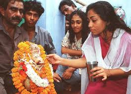 mythology - People queuing to see the stone statues drinking milk in India, What a great foolishness of the people.