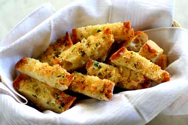 garlic bread - Garlic bread is one of my favourite dishes. I&#039;v tried many times to make it at home but it never tastes like how i want its taste to be like. I love cooking very much and i try to cook almost everything that i find delicious. I&#039;d love to get some recipe responses that would help me out.