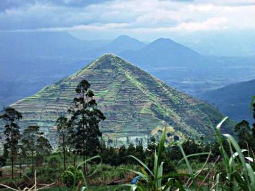 Mount sadahurip - It is the picture of Mount Sadahurip. it is really looks like a pyramid. the shape is simetrical,it make researcher interest for research about it. it is an amazing knowledge for me. it will be a big discovery if it is true.