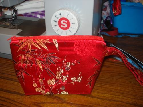 Red floral silk wristlet - Red floral chinese silk wristlet. size 8X6 inches with 6 inches handle. silk materials but the inside lining is silk material too. it's 14 dollar free shipping in the US