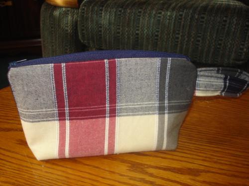 Plaid color wristlet - Plaid color wristlet, the size is 8X6 inches with a 6 inches handle. materials are new. 14 dollar free shipping in the US