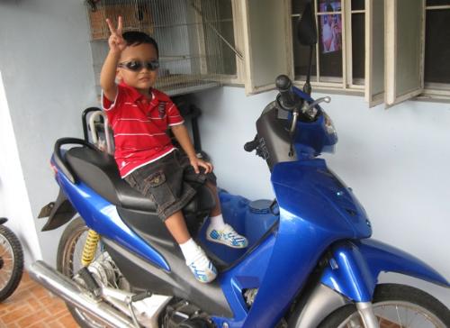 The won motorcycle with Andrei at 3... - This was taken March 2010. Honda wave was then 3 years old in use.
