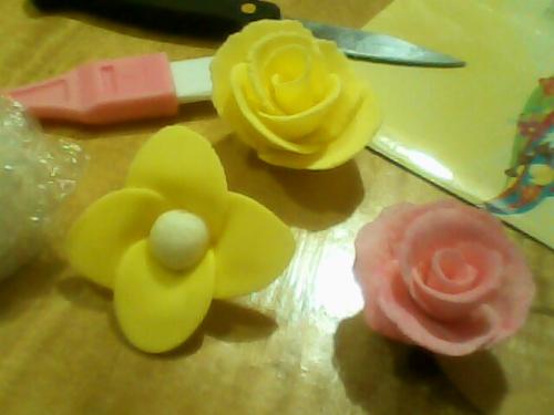 Fondant flowers  - Yellow and pink rose and a random flower =P