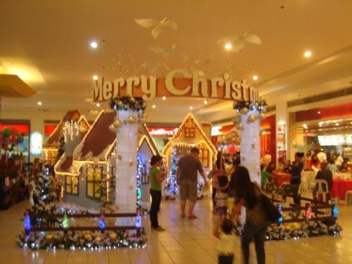 Malling - The holiday cheers at the mall