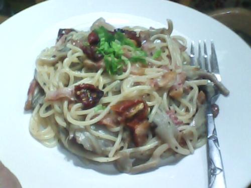 My dad and moms meal for the evening - Spaghetti with bacon,sun dried tomato,oyster mushroom, and dried basil (chopped fresh celery leaves for garnish)