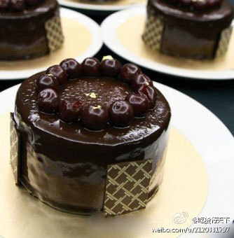 cake - I love food.It looks so delicious.The chocolate is attracting me.I want to eat it.