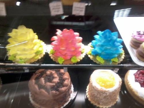 Floral Cupcakes - Thats a lot of icing on such a small cake! Floral Cupcakes - Thats a lot of icing on such a small cake!