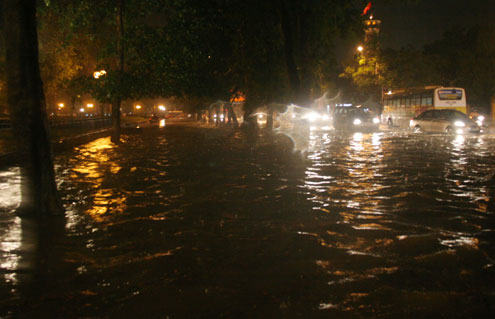 street floating - in hanoi street floating - in hanoi