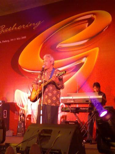 Singing on stage - Sometimes happy, sometimes sad ... only an smart audience who may know the secrets of the singer.