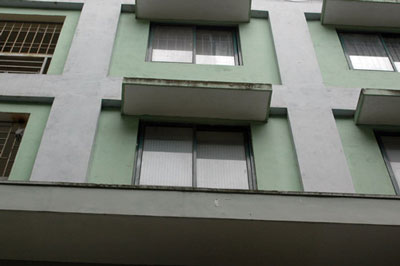 The window below that the girl felt down from it - a disaster for a young girl.