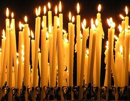 The bunches of the candles with having the fires o - The bunches of the candles with havng the fires on the wicks in the room lighted by the candles burning with the light.