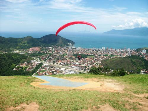 Guy paragliding - Paragliding over a city