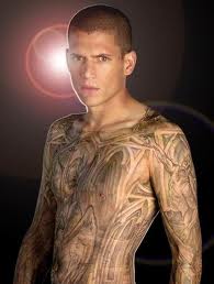 michol scofiled - this is a photograph of michoel scofield.and he is having all blue prints of foxriver prisonon his body as a tatto