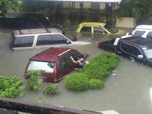 Stranded Cars - The heavy rains keep pouring for three days now in Metro Manila. Many cars were caught in the midst of the flood that rise above manageable level. So the result is lots of stranded cars. What a big problem this non- stop rain has caused to lots of people!