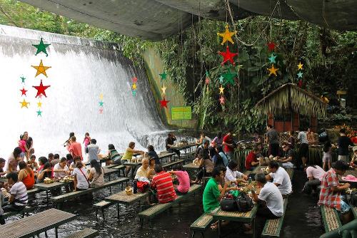 waterfall-restaurant - Where is this waterfall-restaurant in Philippines?