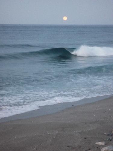 full moon and waves - Waves on the beach, full moon and eating with friends. 