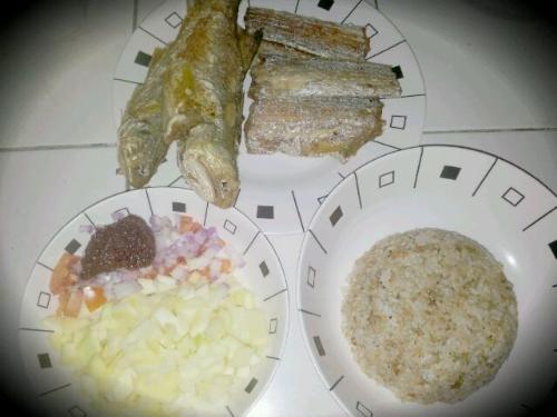 delicious fish - ...with mangoes, tomatoes, onions and shrimp paste.