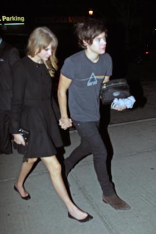 One Direction&#039;s member, Harry Styles and Taylor Sw - Photo credits from MTV&#039;s Facebook page.