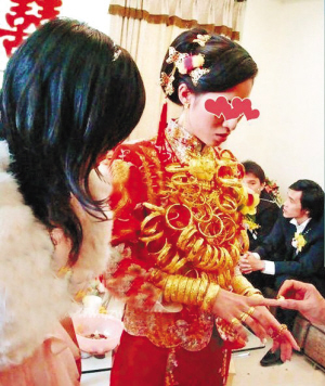 dowry in Fujian province - The bride wear more than 5kg gold jewelry.