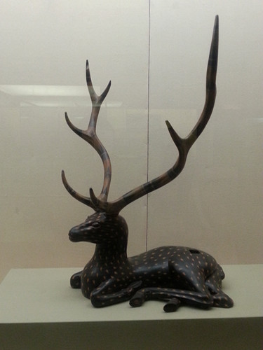 How beautiful this lacquer box in shape of a deer.