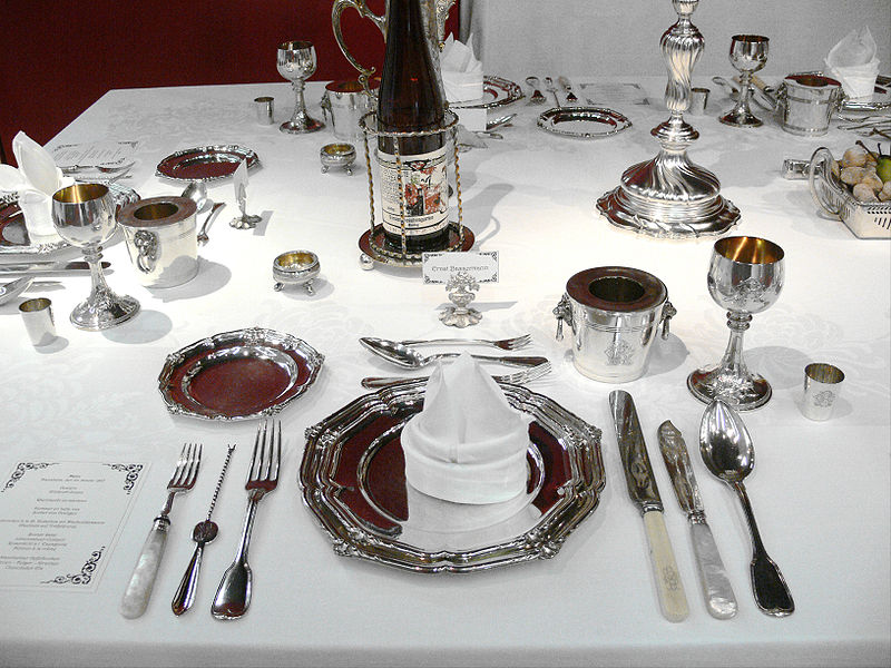 table setting credit: https://commons.wikimedia.org/wiki/File:Silbertafel_Reiss_3_rem.jpg