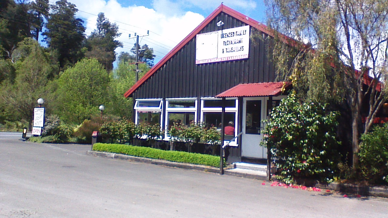 Taihape, New Zealand by Val Mills
