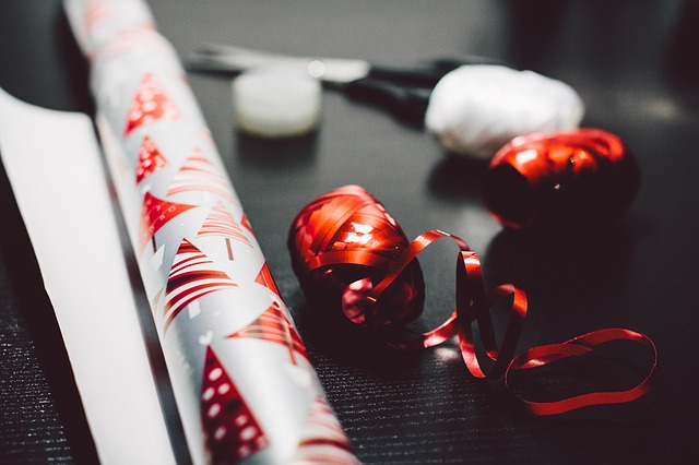 Crhistmas wrapping image by pixabay