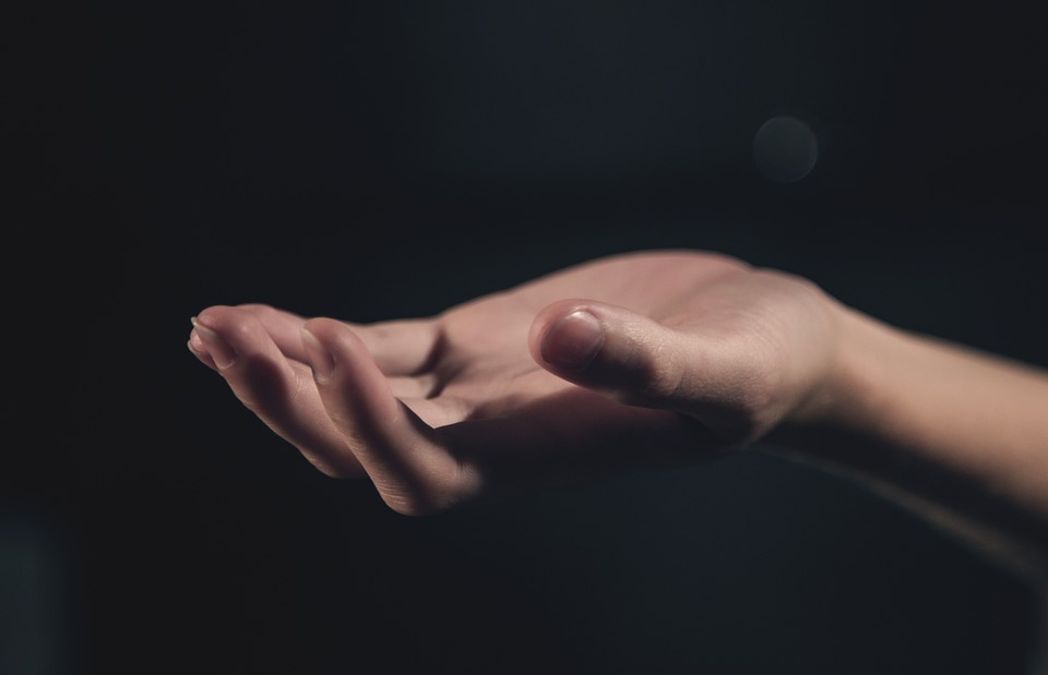 https://pixabay.com/en/hand-palm-light-hand-in-hand-1044883/